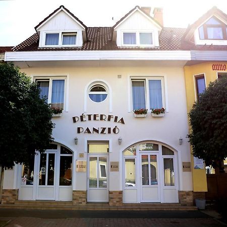 Hotel Péterfia Panzió à Debrecen Extérieur photo