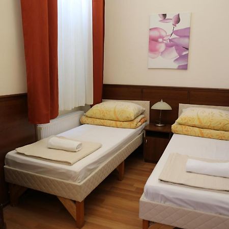 Hotel Péterfia Panzió à Debrecen Extérieur photo