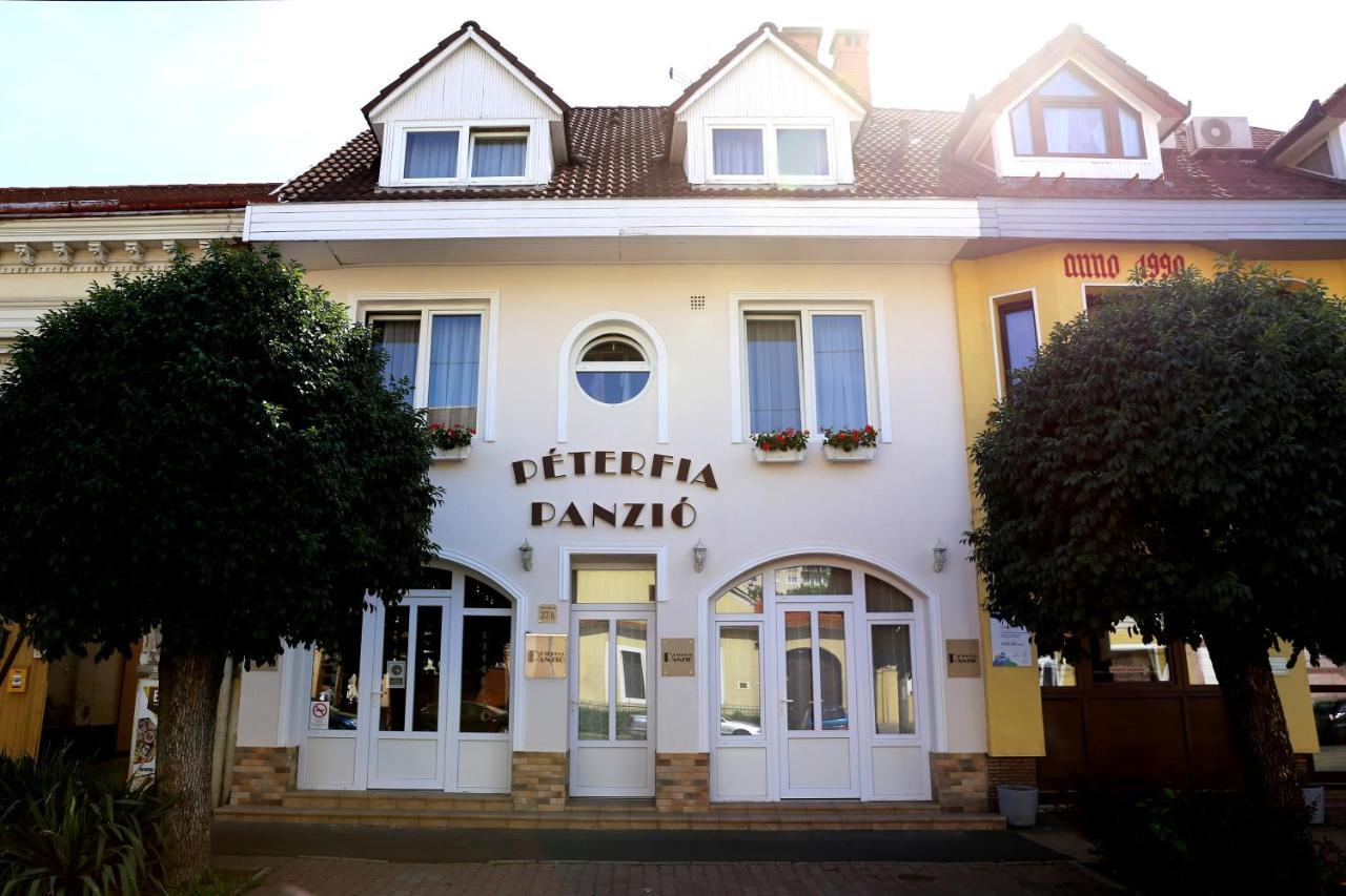 Hotel Péterfia Panzió à Debrecen Extérieur photo