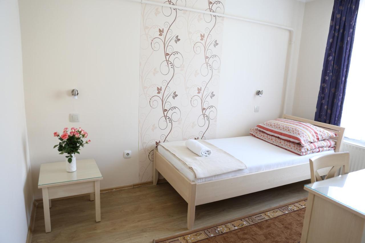 Hotel Péterfia Panzió à Debrecen Extérieur photo