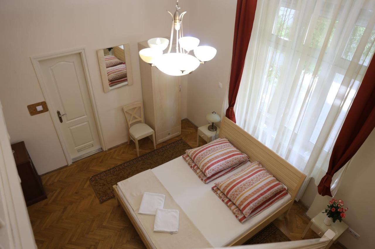 Hotel Péterfia Panzió à Debrecen Extérieur photo
