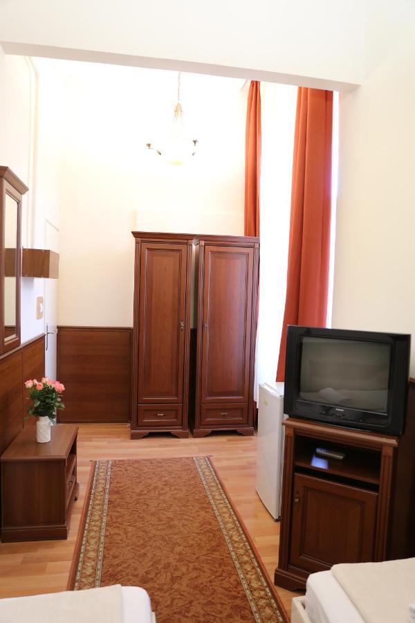 Hotel Péterfia Panzió à Debrecen Extérieur photo
