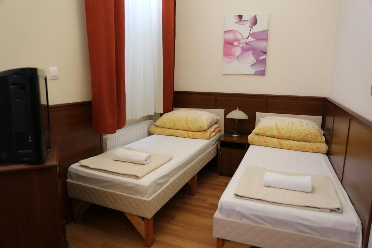 Hotel Péterfia Panzió à Debrecen Extérieur photo