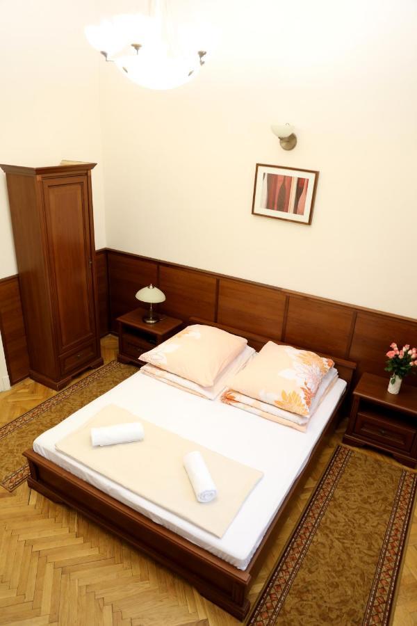 Hotel Péterfia Panzió à Debrecen Extérieur photo