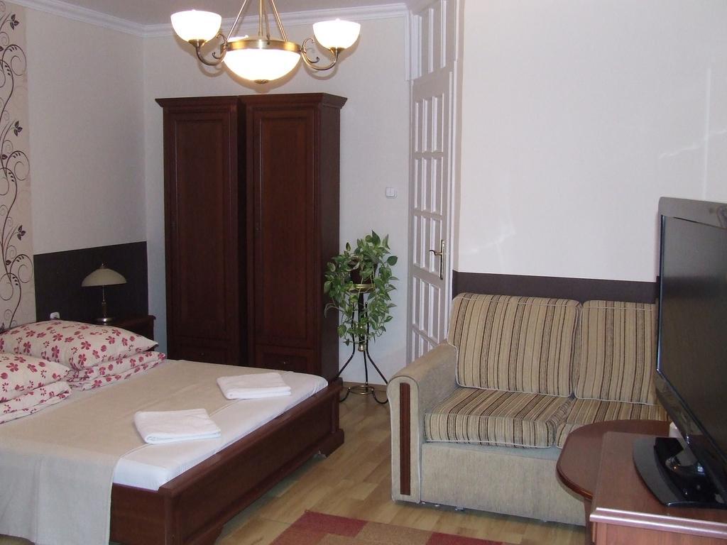 Hotel Péterfia Panzió à Debrecen Extérieur photo