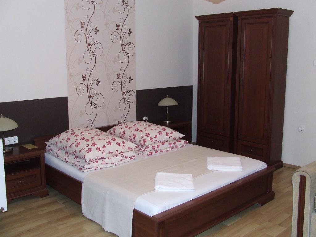 Hotel Péterfia Panzió à Debrecen Extérieur photo