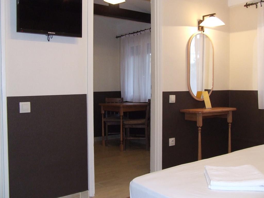 Hotel Péterfia Panzió à Debrecen Extérieur photo