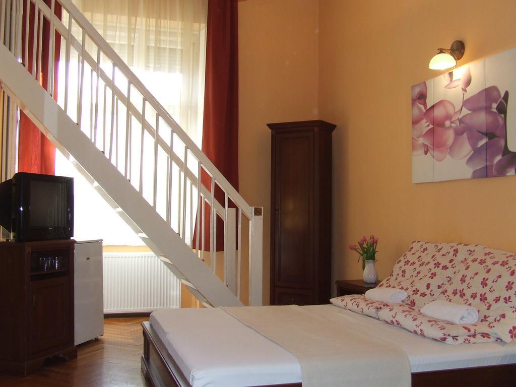 Hotel Péterfia Panzió à Debrecen Extérieur photo