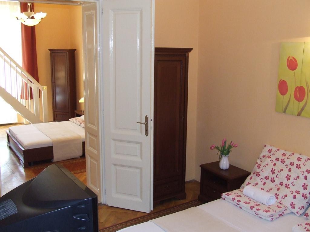 Hotel Péterfia Panzió à Debrecen Extérieur photo