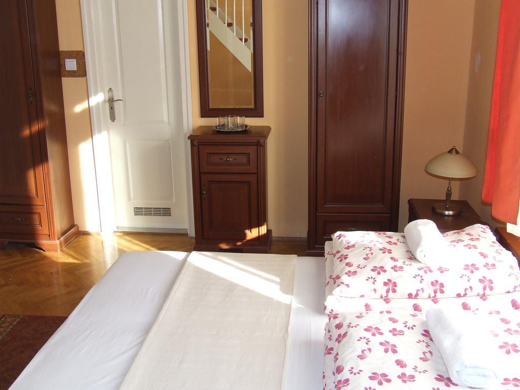 Hotel Péterfia Panzió à Debrecen Extérieur photo