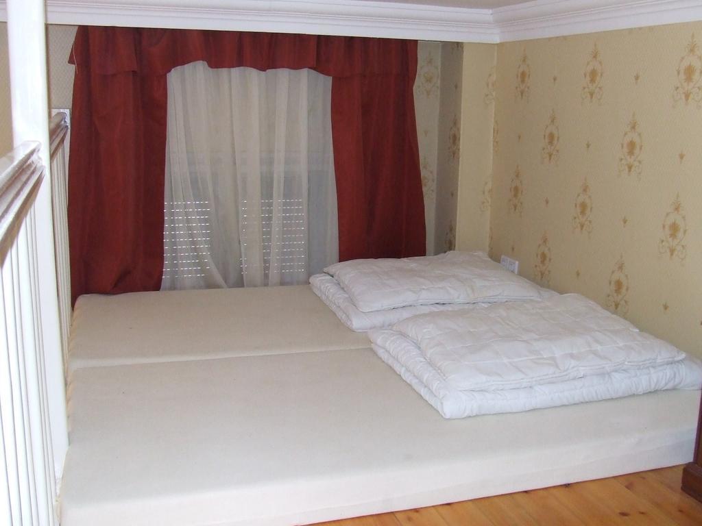 Hotel Péterfia Panzió à Debrecen Extérieur photo